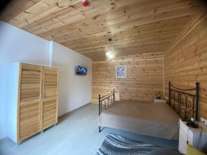 Postel nebo postele na pokoji v ubytování Феєрія Лісу + 37 fotografií