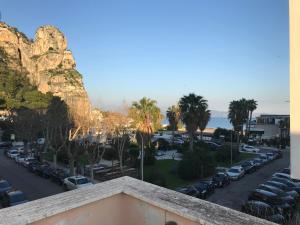 uma vista a partir de uma varanda de um parque de estacionamento em B e B Riviera di Levante em Terracina