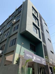 un edificio con una señal delante de él en JK Rooms 147 Lions - Koradi Nagpur, en Nagpur