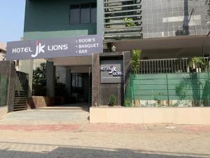 ein Gebäude mit einem Schild, auf dem die Hoteleinrichtungen und der Ausgang zum Innenhof stehen in der Unterkunft JK Rooms 147 Lions - Koradi Nagpur in Nagpur