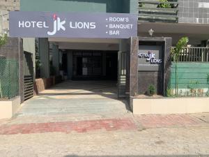 ein Gebäude mit einem Schild, das die Unterkünfte des Hotels liest in der Unterkunft JK Rooms 147 Lions - Koradi Nagpur in Nagpur