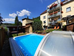 a swimming pool in front of a building at Ferienhaus und Ferienwohnung Büttner in Rathmannsdorf