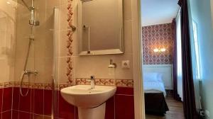 La salle de bains est pourvue d'un lavabo et d'une douche. dans l'établissement Drevė, à Skaistgirys