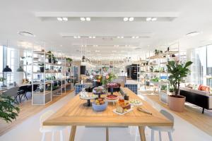 um quarto com uma mesa com comida em Zoku Copenhagen em Copenhague