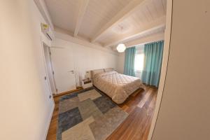 um quarto com uma cama e uma grande janela em Figoli guesthouse em Oristano