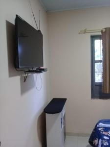 a room with a tv on the corner of a wall at Ciudad del Este - Departamento amoblado in Ciudad del Este