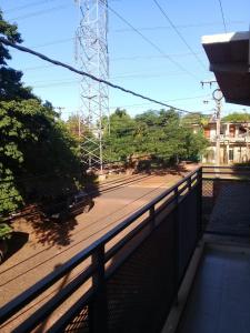 un balcón con una valla y una calle con árboles en Ciudad del Este - Departamento amoblado, en Ciudad del Este