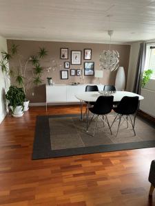 sala de estar con mesa de comedor y sillas en Villa Toften en Skanderborg