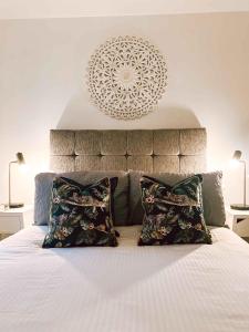 セント・ヘレンズにあるSutton Heath Lodgeのベッドルーム1室(ベッド1台、枕2つ付)