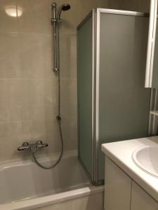 une salle de bain avec douche et baignoire dans l'établissement Westende Zeezicht, à Middelkerke 24 autres photos