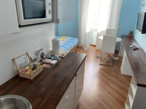 Kuchyň nebo kuchyňský kout v ubytování Luna Rossa Roma Guest House