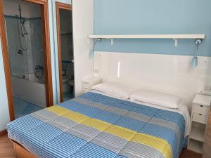 Postel nebo postele na pokoji v ubytování Luna Rossa Roma Guest House