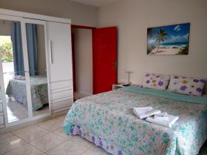 A bed or beds in a room at Pousada Caribe itacimirim
