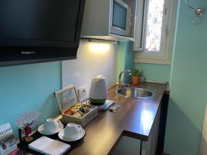 Kuchyň nebo kuchyňský kout v ubytování Luna Rossa Roma Guest House