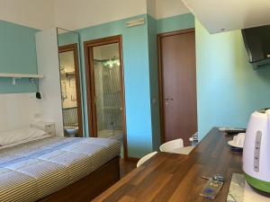 Postel nebo postele na pokoji v ubytování Luna Rossa Roma Guest House