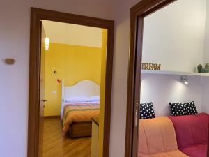 Postel nebo postele na pokoji v ubytování Luna Rossa Roma Guest House