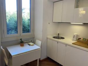 Kuchyň nebo kuchyňský kout v ubytování Luna Rossa Roma Guest House
