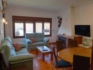 - un salon avec un canapé et une table dans l'établissement Ca l'Aiguadora, à Sant Mateu