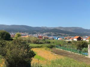 Blick auf eine Stadt von einem Hügel in der Unterkunft Piso cerca de la playa in Boiro + 2 Fotos