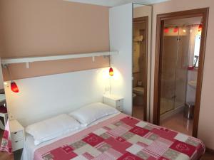 Postel nebo postele na pokoji v ubytování Luna Rossa Roma Guest House