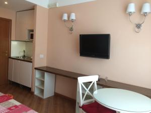 TV a/nebo společenská místnost v ubytování Luna Rossa Roma Guest House