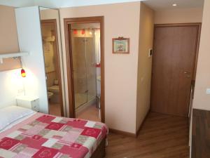 Postel nebo postele na pokoji v ubytování Luna Rossa Roma Guest House