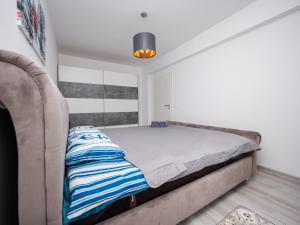 Bett in einem Zimmer mit einer Matratze in der Unterkunft Avantgarden King Apart in Braşov