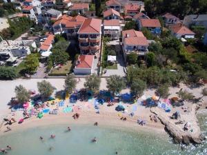 eine Luftaufnahme eines Strandes mit Menschen im Wasser in der Unterkunft Apartments Bralic in Bibinje
