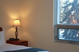 1 dormitorio con cama y ventana en University of Alberta - Hotel, en Edmonton