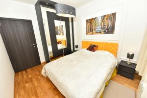 Giường trong phòng chung tại Grand Lux apartman