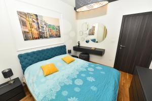 Giường trong phòng chung tại Grand Lux apartman