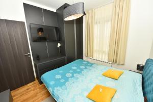 Giường trong phòng chung tại Grand Lux apartman