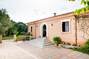 a house with a staircase leading to a courtyard at Sa Vinyeta in Artá