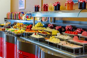 una línea de buffet con muchos tipos diferentes de comida en Ibis Istanbul Esenyurt, en Estambul