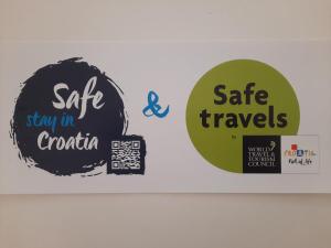 twee stickers waarop staat veilig naaien in croatia en veilig reizen bij Apartments Katja in Poreč