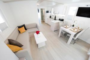 Predel za sedenje v nastanitvi Adria Portorož Luxury Houseboat