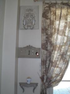 a curtain in a room with a window at Ferme De La Canardière in Chantilly