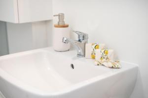 Adria Portorož Luxury Houseboat في بوروتوروج: بالوعة الحمام وعليها صنبور +22 صورة