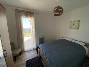 Ένα ή περισσότερα κρεβάτια σε δωμάτιο στο Villa Flora