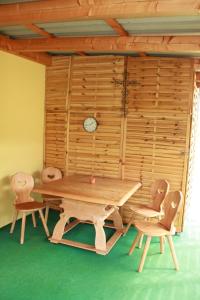 - une table et des chaises en bois dans l'établissement Ferienhaus Feichtinger, à Obertiefenbach