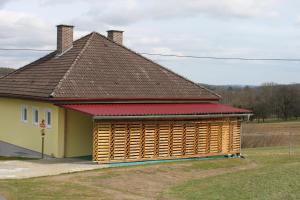 ein kleines Haus mit braunem Dach in der Unterkunft Ferienhaus Feichtinger in Obertiefenbach