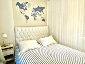 1 dormitorio con 1 cama con un mapa mundial en la pared en Palermo Soho Trendy Studio en Buenos Aires