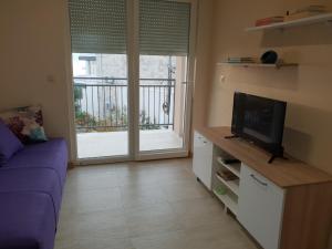 Televiisor ja/või meelelahutuskeskus majutusasutuses Sunset