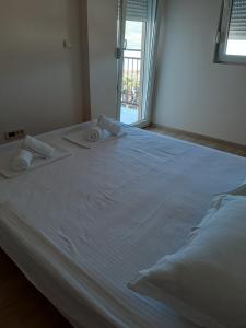 ティヴァトにあるSunsetの大きな白いベッド(タオル2枚付)