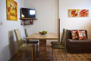 comedor con mesa y sofá en Apartmenthaus Mira Eldic, en Fažana