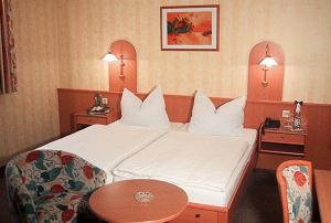 Postel nebo postele na pokoji v ubytování Hotel Alex Herbermann