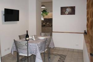 een eetkamer met een tafel met een fles wijn bij Casa Belvedere in Sambuca di Sicilia