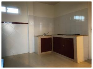 uma cozinha com um lavatório e um balcão num quarto em Nhu Ngoc Homestay em Ấp Thiện Phước