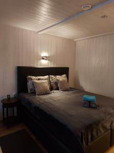 sypialnia z dużym łóżkiem z poduszkami w obiekcie Aare Accommodation w mieście Valga