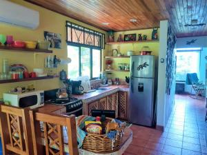 Una cocina o zona de cocina en Encantada Guest House